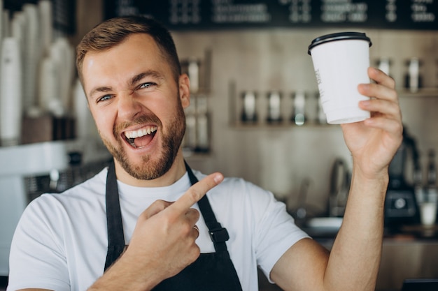 Barista staat bij de toonbank in een coffeeshop