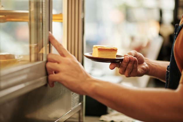 バリスタがお客様のためにケーキを受け取ります