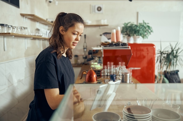 バリスタがカスタマーカフェから注文。カフェやコーヒーショップの中小企業の概念。