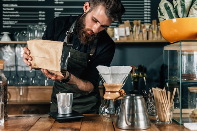 バリスタははかりでコーヒーの重量を量る