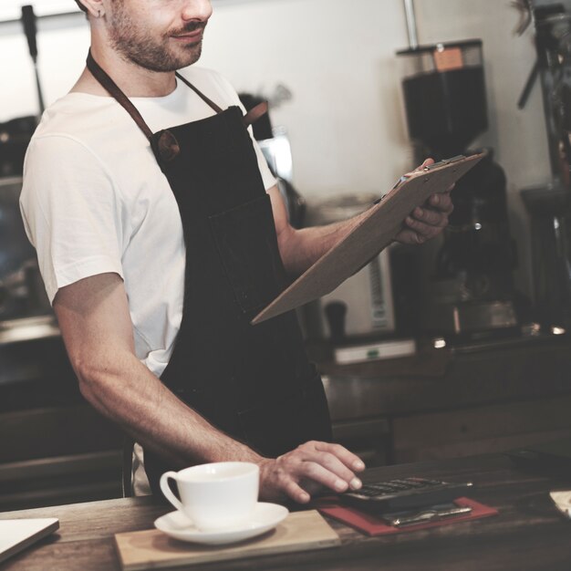 Photo barista working in a coffee shop