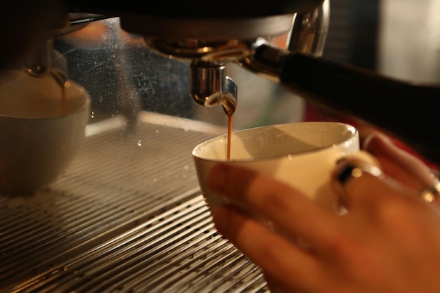 barista zet koffie in de koffiekamer