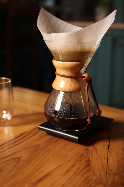 Foto barista zet koffie in de koffiekamer
