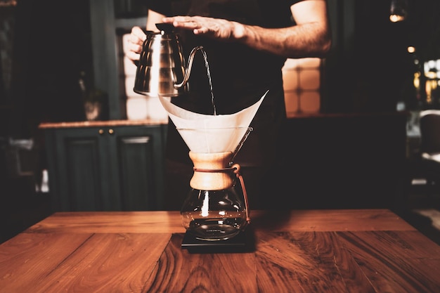 barista zet koffie in de koffiekamer