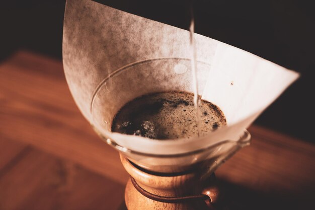 barista zet koffie in de koffiekamer