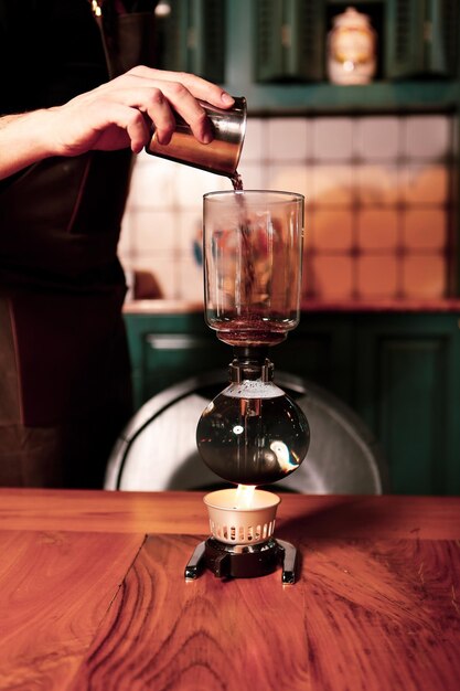 barista zet koffie in de koffiekamer