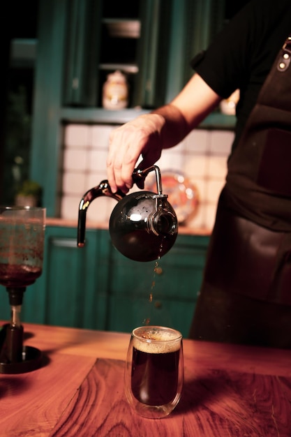 barista zet koffie in de koffiekamer