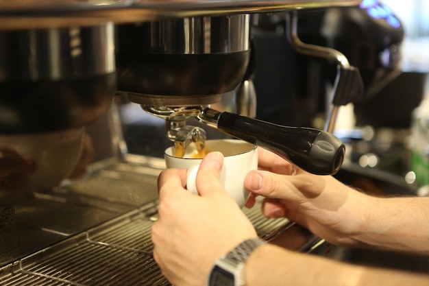 barista zet koffie in de koffiekamer