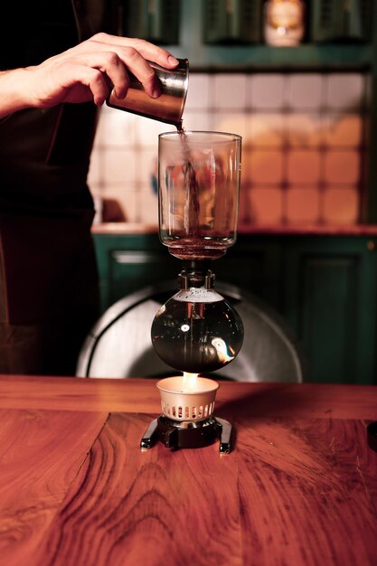 barista zet koffie in de koffiekamer