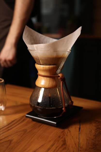 barista zet koffie in de koffiekamer