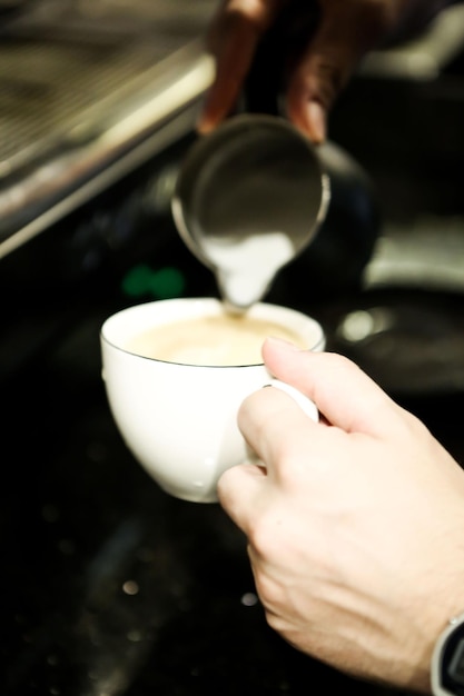 barista zet koffie in de koffiekamer