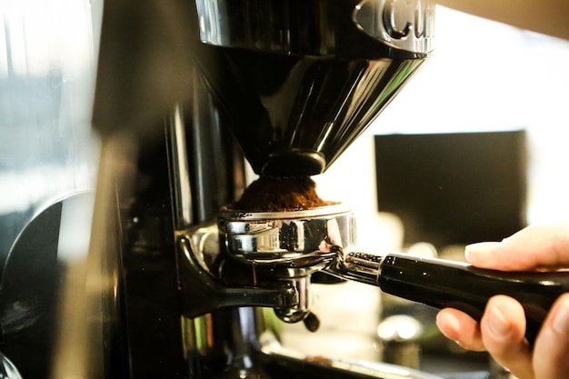 barista zet koffie in de koffiekamer