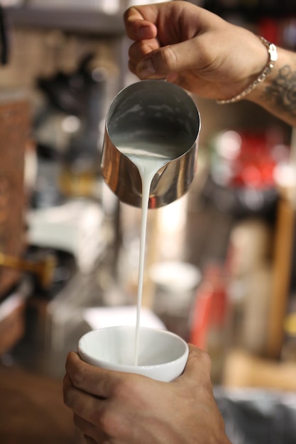 barista zet koffie in de koffiekamer