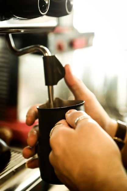 barista zet koffie in de koffiekamer