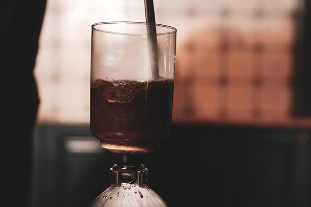 Barista zet koffie in de koffiekamer