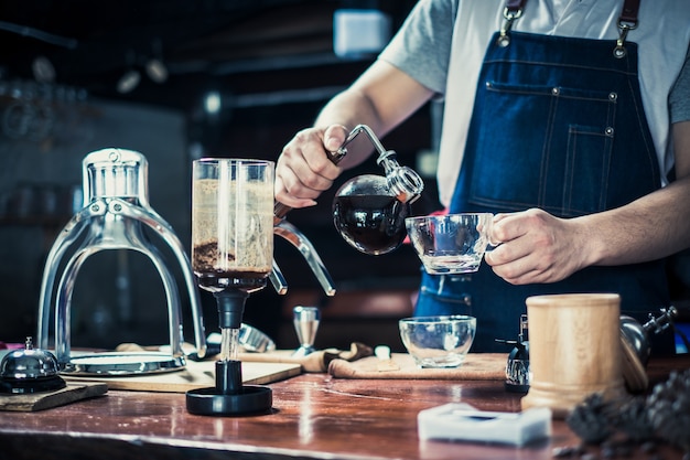 Baristakoffie die het Concept van de Koffievoorbereidingsdienst maken