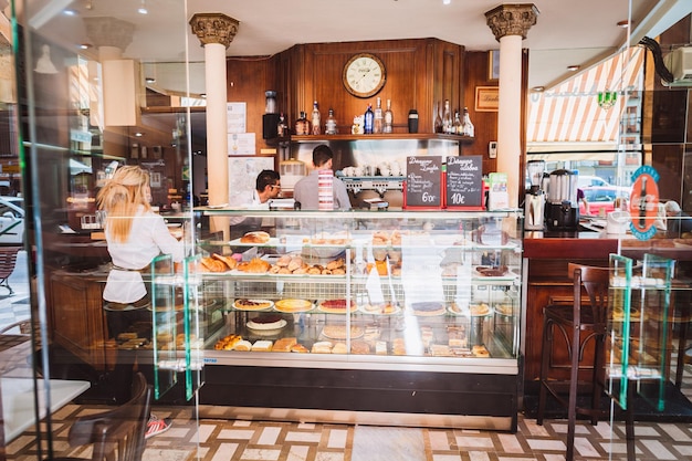 Foto baristi che lavorano in una caffetteria