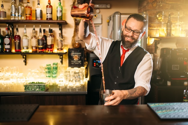 Barkeeper-show achter de bar van het restaurant