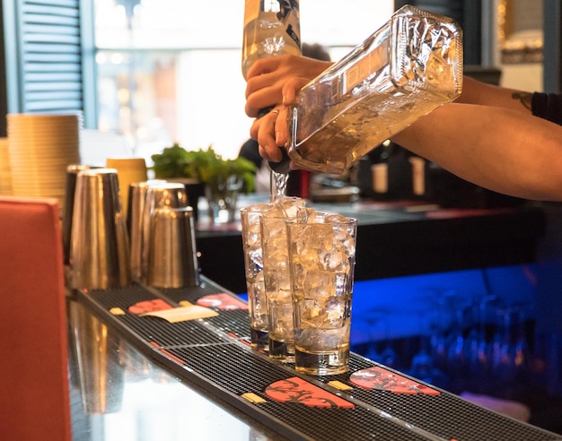 Barman aan de bar