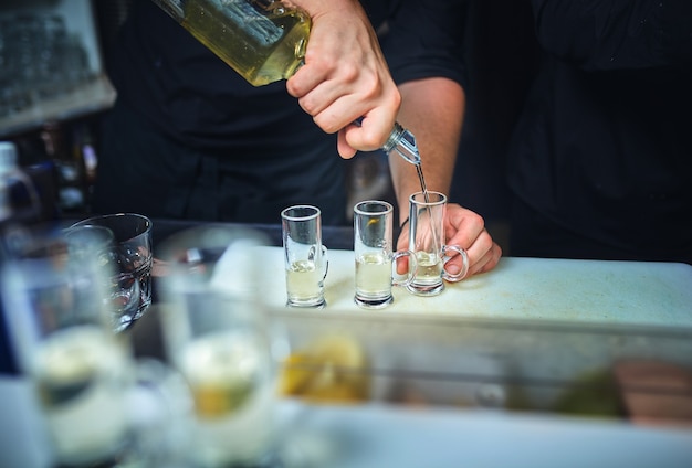 Barman aan het werk, cocktails bereiden. concept over service en dranken.