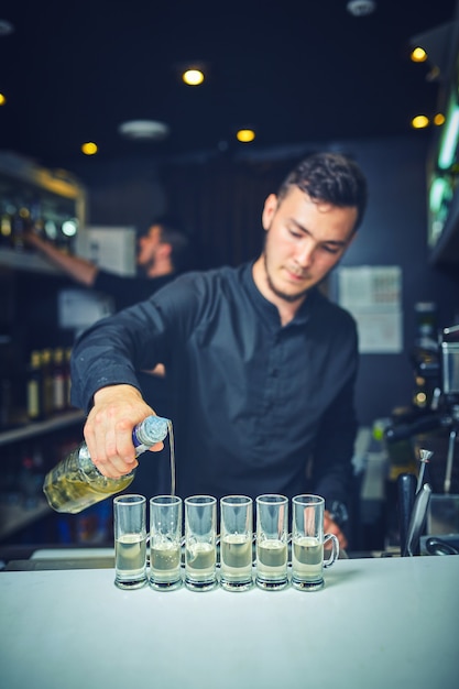 Barman aan het werk, cocktails bereiden. concept over service en dranken.