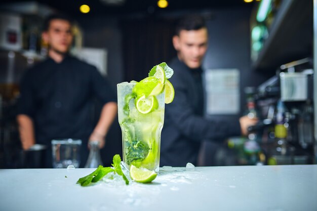 Barman aan het werk, cocktails bereiden. concept over service en dranken.