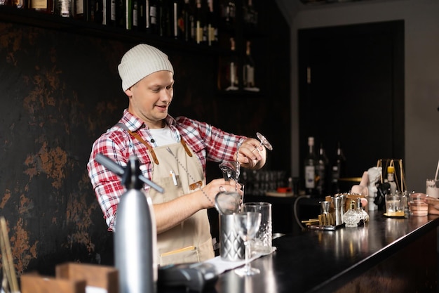 Barman aan het werk die cocktails voorbereidt over service en dranken