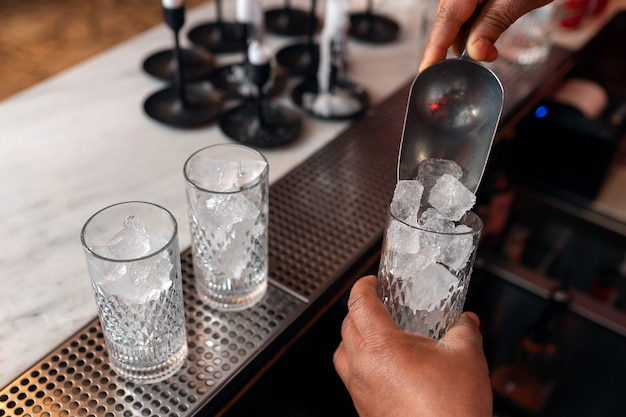 Foto barman bereidt drankje aan de bar