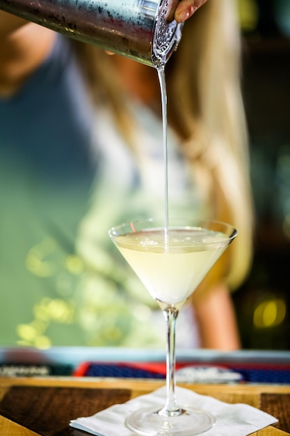 Barman bereidt Limoncello martini cocktail.