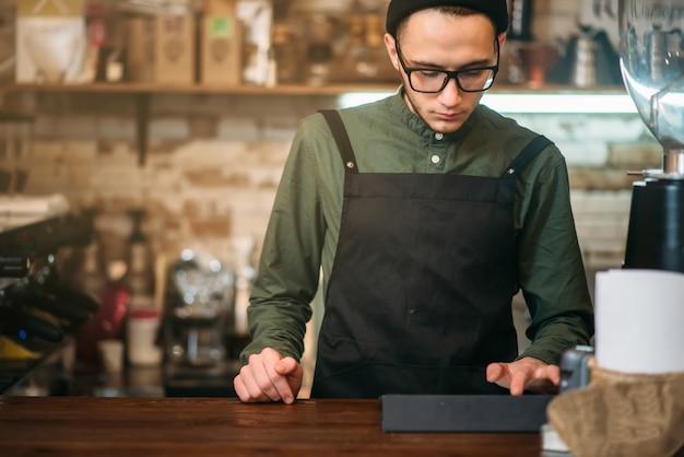 Barman controleert