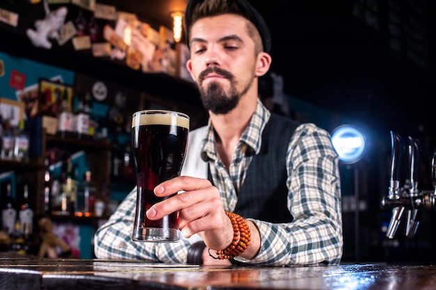 Бармен создает коктейль в пивном баре