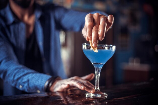 Foto barman crea un cocktail al pub