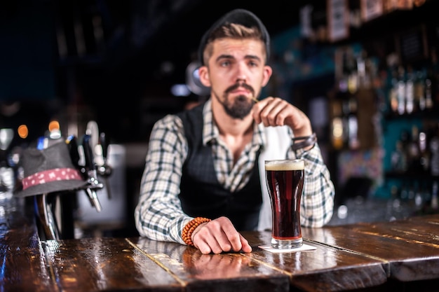 Photo barman creates a cocktail on the saloon