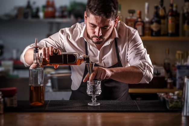 Barman die alcoholcocktaildrank voorbereidt