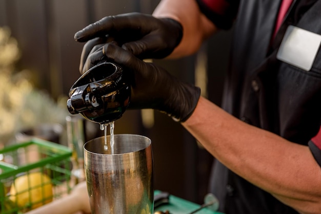 Barman die citroenen drukt met een concept van een sapcentrifugeberoep