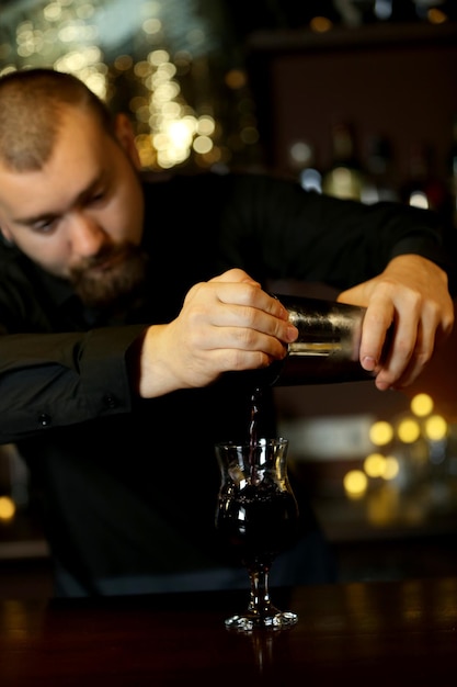 Barman die cocktail maakt