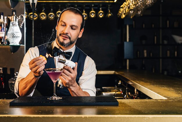 Barman die drank maakt op de toonbank in de bar.