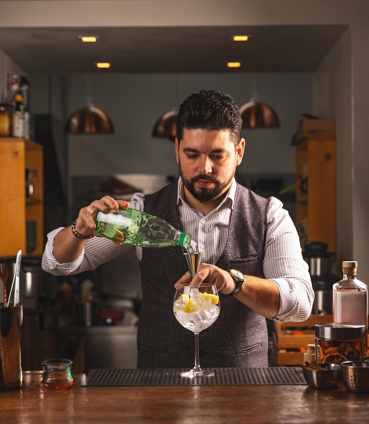 Foto barman die een cocktail bereidt.