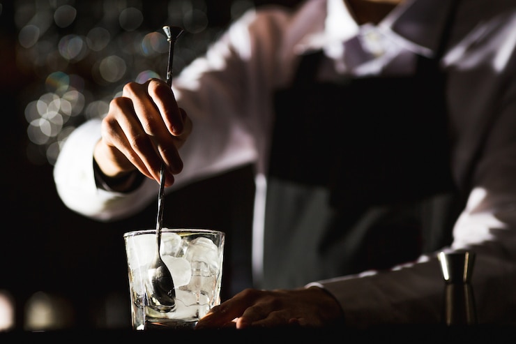 Foto barman die een niet-alcoholische cocktail in een restaurant voorbereidt.
