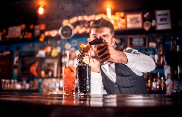 Photo barman formulates a cocktail in the beerhall