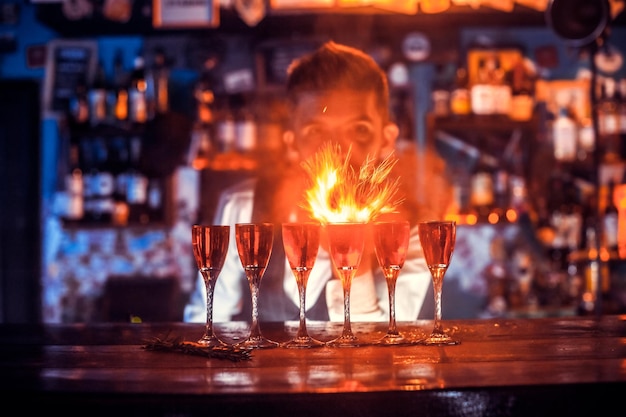 Foto il barman formula un cocktail in sala
