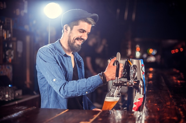 Barman formuleert een cocktail in de salon