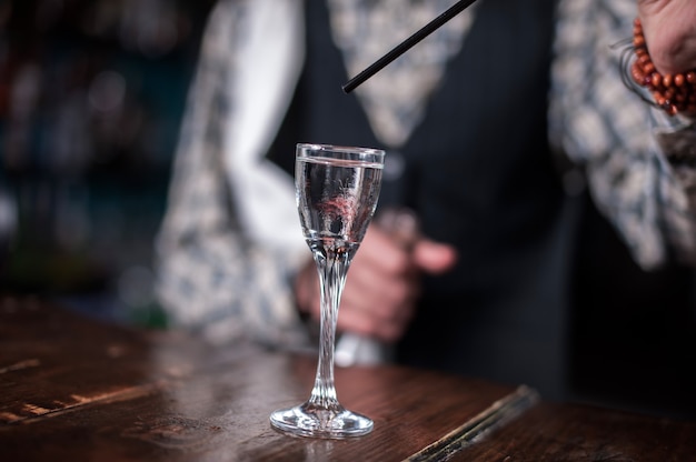 Barman formuleert een cocktail op de brasserie