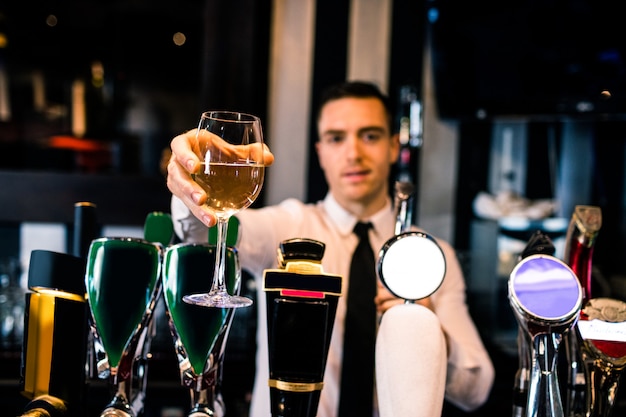 Foto barman dando un drink al cliente