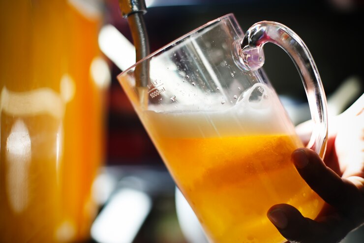 barman hand bij bier kraan gieten een tapbier pils in het restaurant of pub.