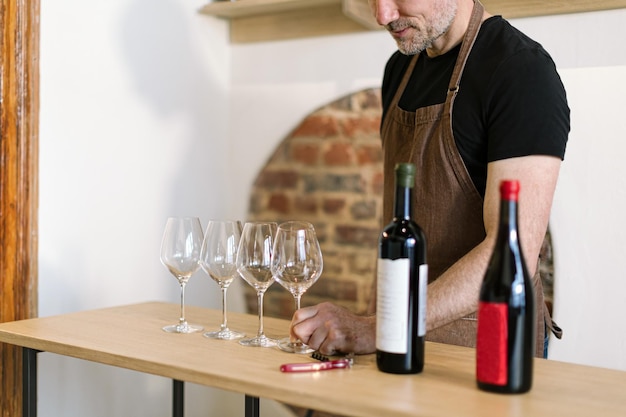 Barman in de kantine die glazen zet voor wijnproeverijen