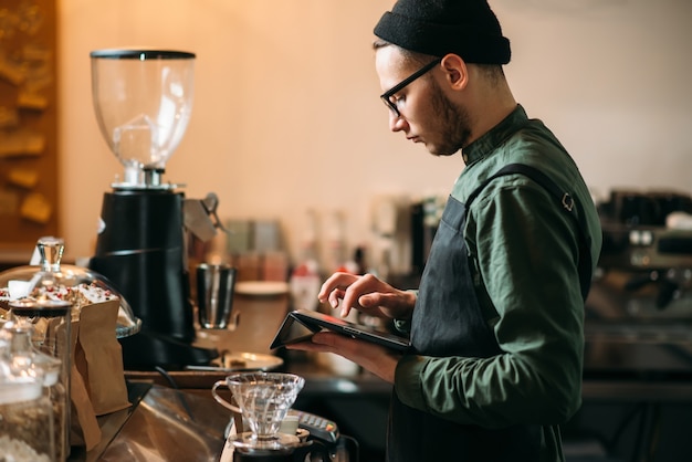 Barman inchecken in café