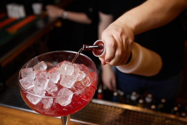 Barman maakt cocktail aan bar in nachtclub Close Up Concept over service en dranken