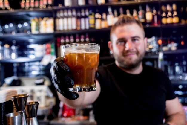 Barman maakt cocktail aan toog. Verse cocktails.