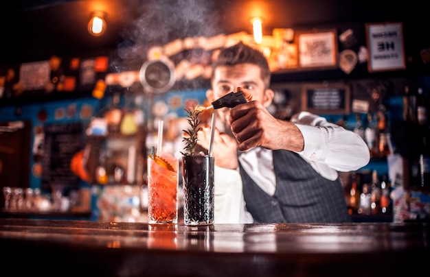 Barman maakt een cocktail in de bierhal